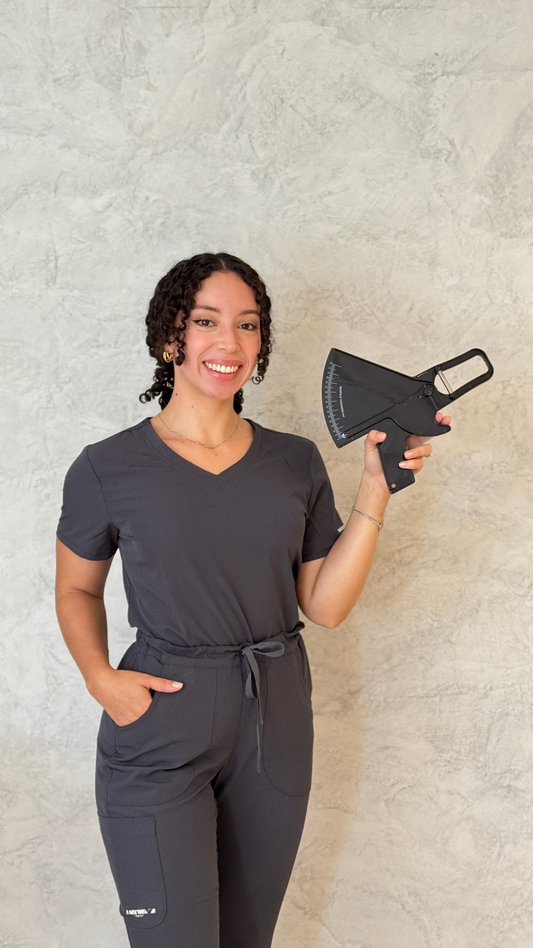 Megan Maldonado con plicómetro, certificada ISAK 1