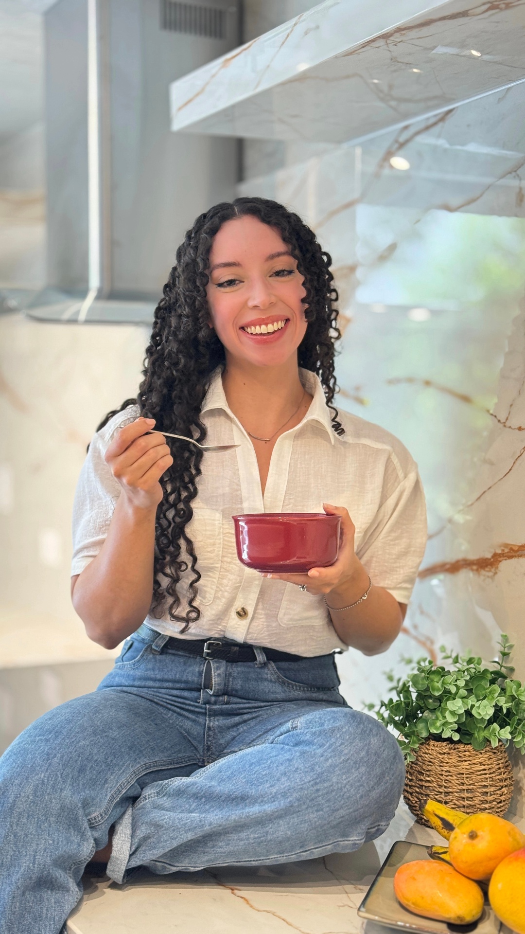Megan Maldonado comiendo en su cocina